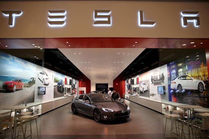 Sức hút của những chiếc xe Tesla: Elon Musk mặc sức đẩy giá bán người mua vẫn xếp hàng dài, lợi nhuận gấp 8 lần Toyota trên mỗi xe bán ra - Ảnh 1.