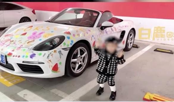 Bà mẹ Trung Quốc cho con 2 tuổi vẽ đầy siêu xe Porsche - Ảnh 1.
