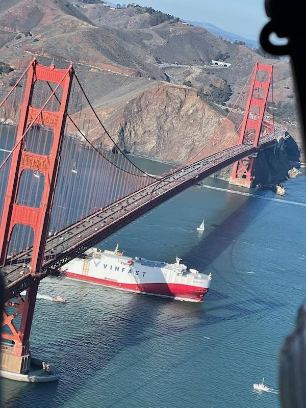 Tàu chở 999 xe VinFast VF 8 đã tới Mỹ: Hình ảnh qua cầu Cổng Vàng ...