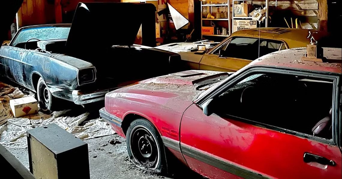 40 năm sau khi bị bỏ hoang, bộ sưu tập xe Chevrolet, Mercury ngập trong cát bụi: Chủ nhân là người trúng xổ số nhưng bị phá sản - Ảnh 1.