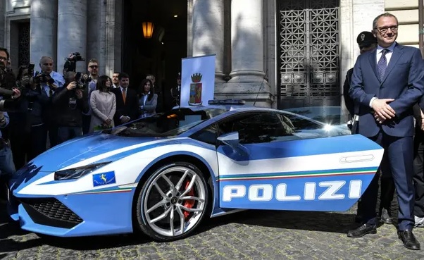 Cảnh sát Italy dùng siêu xe Lamborghini vận chuyển 'món quà Giáng sinh tuyệt đẹp nhất' - Ảnh 1.