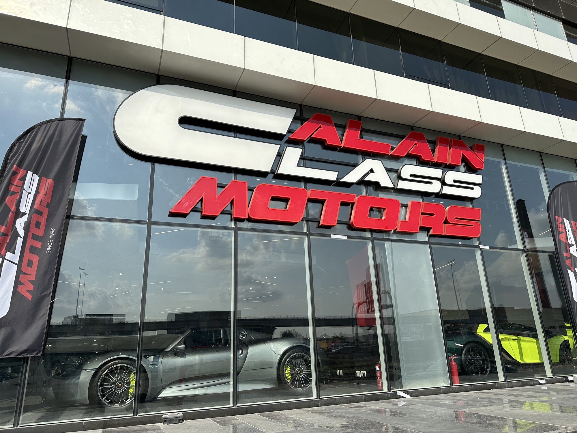 Khám phá showroom khét tiếng chuyên bán hyper-car cho đại gia Việt: Có nhiều siêu phẩm độc nhất thế giới - Ảnh 2.