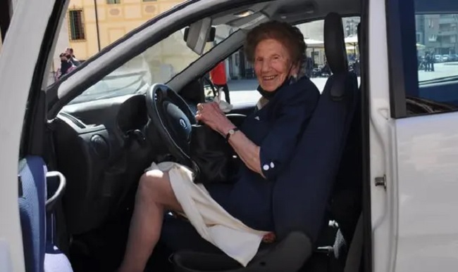 Cụ bà trăm tuổi Italy được cấp mới bằng lái xe - Ảnh 1.
