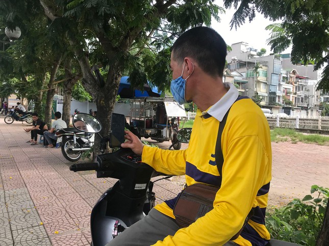 Giá xăng lập đỉnh mới, lái xe ôm, taxi, người bán hàng rong... khóc ròng  - Ảnh 1.