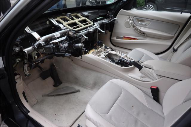 BMW 3-Series bị kẻ trộm xẻ thịt cả phần đầu xe và bảng điều khiển - Ảnh 2.