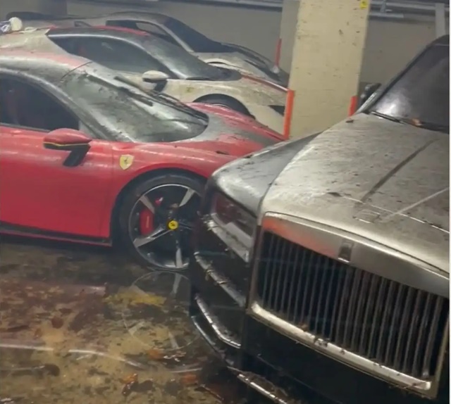 Gara xe sang Rolls-Royce, Ferrari... ngập trong bùn đất - Ảnh 1.