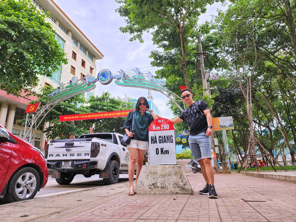 Cặp vợ chồng lái xe bán tải xuyên Việt 30 ngày: Chúng mình bắt đầu trên một chiếc xe Wave - Ảnh 6.