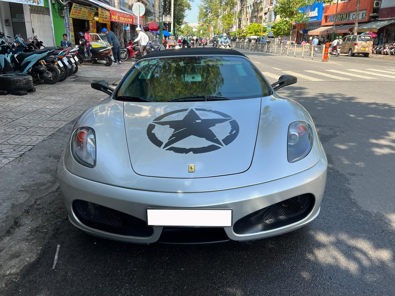 Ferrari F430 Spider lộ mặt sau thời gian dài nằm im trong garage ...