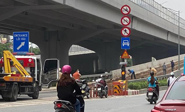 CSGT Hà Nội truy tìm xe tải làm rơi bùn đất ngập đường Phạm Văn Đồng - Ảnh 1.
