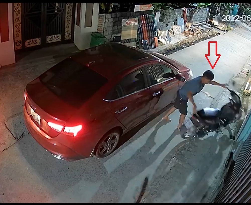 Xe m&aacute;y v&ocirc; duy&ecirc;n dựng dưới đường gặp ngay t&agrave;i xế &ocirc; t&ocirc; cục t&iacute;nh: Kẻ 49 gặp người 50 l&agrave; đ&acirc;y! - Ảnh 3.