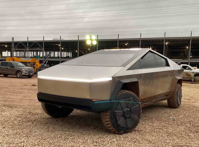Tesla “khoe” nguyên mẫu “cục sạc di động” cho ô tô với ăng-ten vệ tinh SpaceX Starlink tích hợp - Ảnh 5.