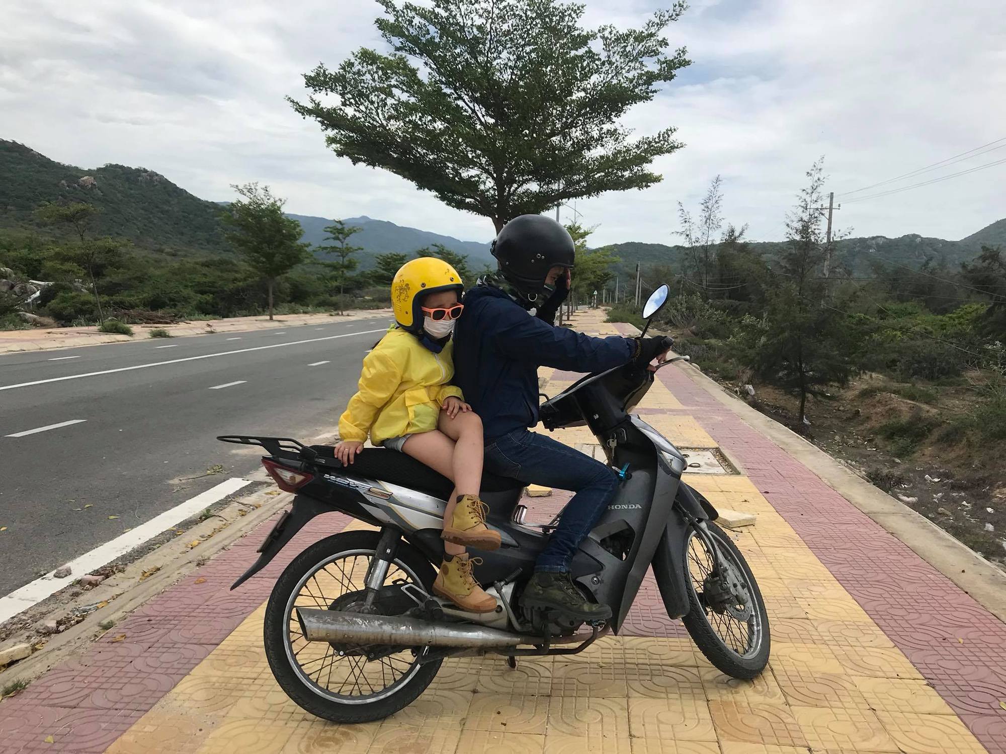 Ông bố ở TP.HCM đưa con đi “phượt” khắp thế gian bằng xe máy: 5 năm trải nghiệm đủ cảnh quan đẹp như trên phim, dạy con sống tự lập cực thấm  - Ảnh 2.