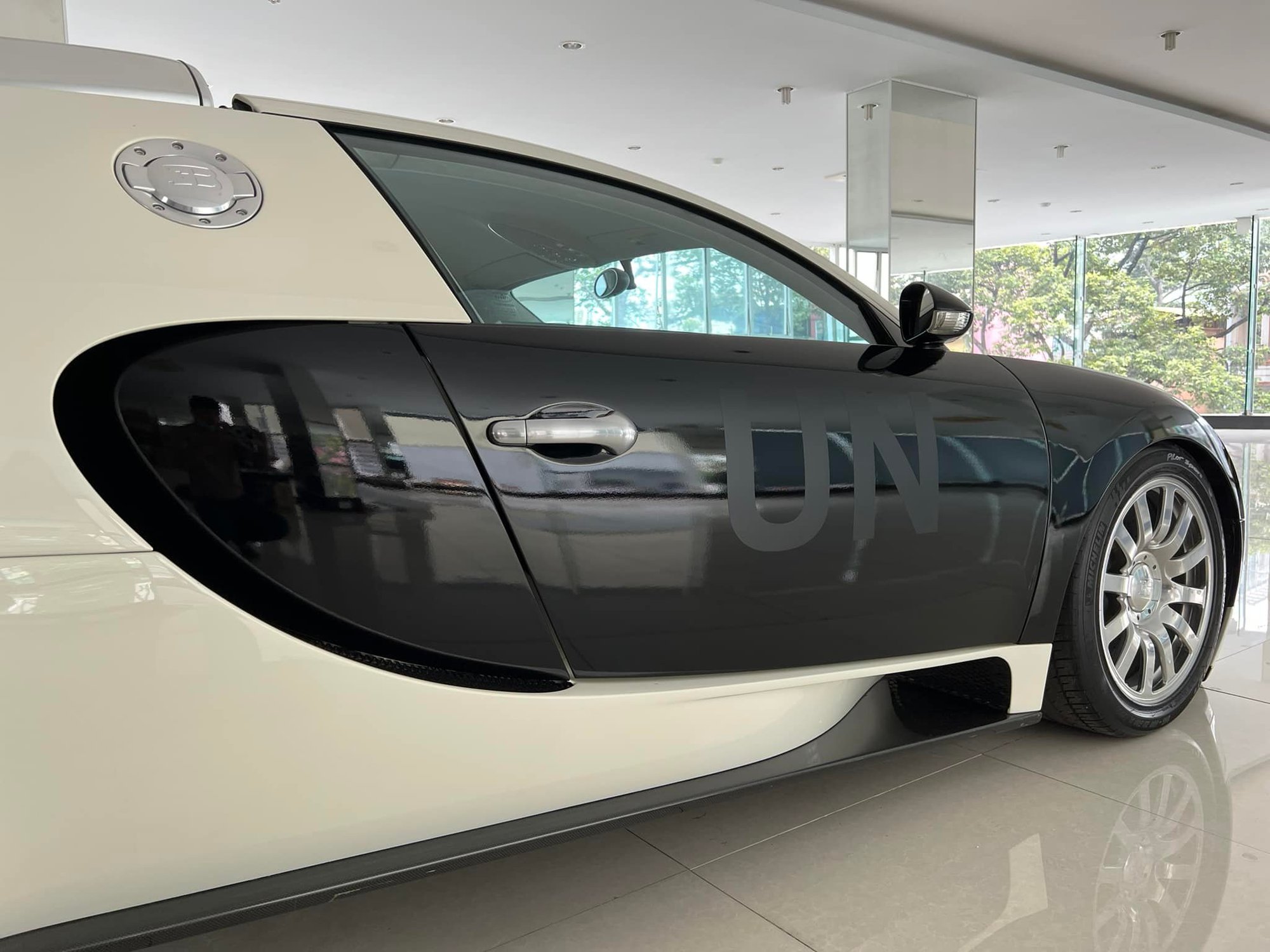 Bugatti Veyron độc nhất Việt Nam của Trung Nguyên Legend thay bộ cánh vừa lạ cũng vừa quen, vẫn đúng phong cách của vị Chủ tịch - Ảnh 2.