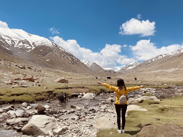 Trải nghiệm khó quên ở Ladakh - Tiểu Tây Tạng của cô gái Việt: Thời tiết lạnh buốt, móng tay và tóc gãy vì khô, shock độ cao khi băng đèo cao nhất thế giới… - Ảnh 1.