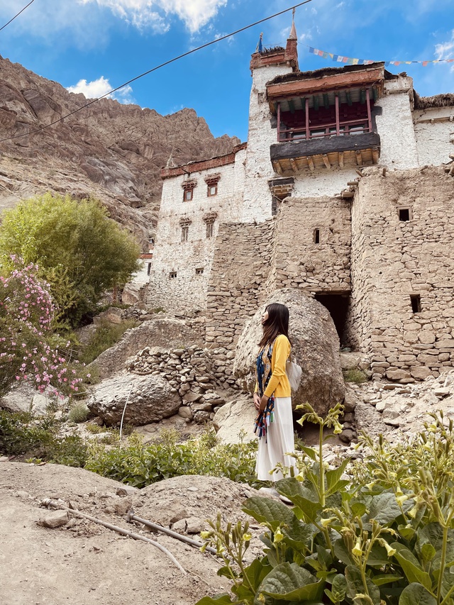 Trải nghiệm khó quên ở Ladakh - Tiểu Tây Tạng của cô gái Việt: Thời tiết lạnh buốt, móng tay và tóc gãy vì khô, shock độ cao khi băng đèo cao nhất thế giới… - Ảnh 4.