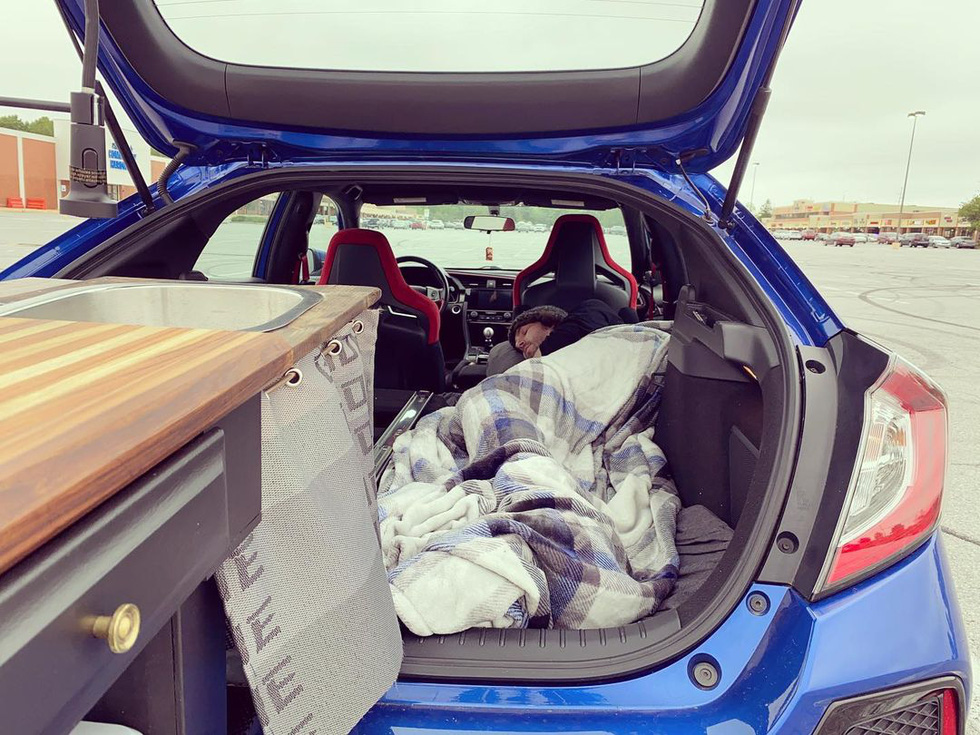 Chủ xe Honda Civic độ nhà di động: Có đủ giường, bếp, lái vẫn ‘phê’ - Ảnh 6.