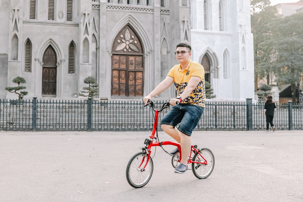 Theo chân dân công sở Hà Nội đi làm bằng xe đạp gấp, tàu điện và xe bus: Tiết kiệm hàng triệu đồng mỗi tháng! - Ảnh 1.