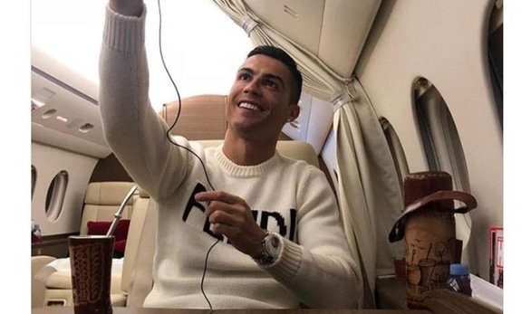 Ronaldo rao ban may bay rieng truoc tin don chia tay Manchester United