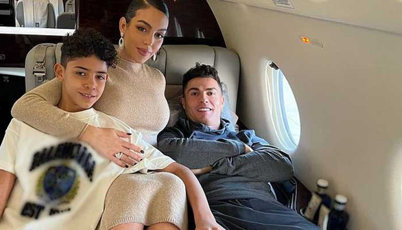 Ronaldo rao bán máy bay riêng trước tin đồn chia tay Manchester United - Ảnh 2.