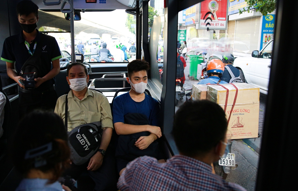 Theo chân dân công sở Hà Nội đi làm bằng xe đạp gấp, tàu điện và xe bus: Tiết kiệm hàng triệu đồng mỗi tháng! - Ảnh 10.