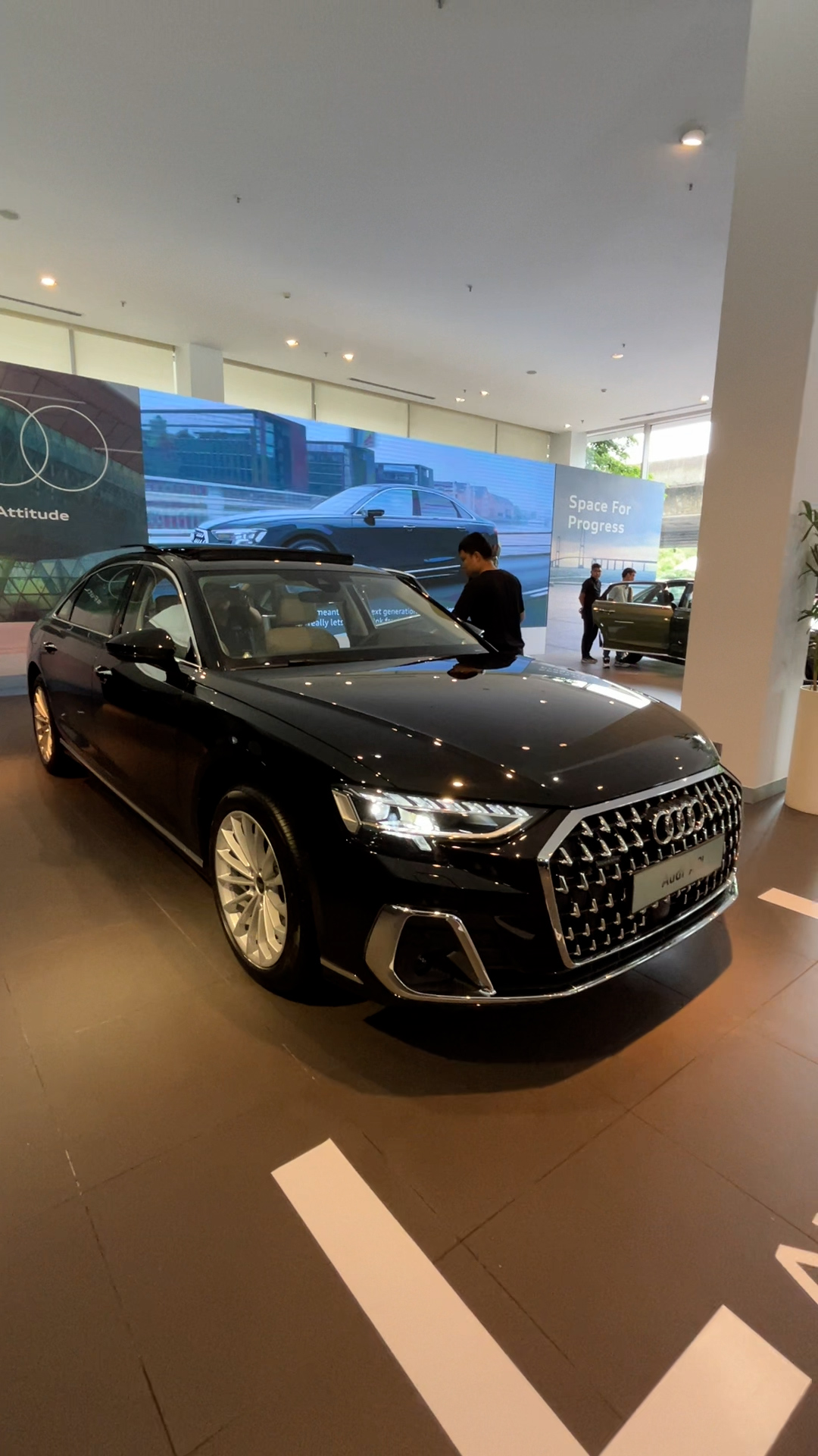 Khám phá nhanh Audi A8L: Đối thủ của S-Class và 7-Series có điểm gì hay?