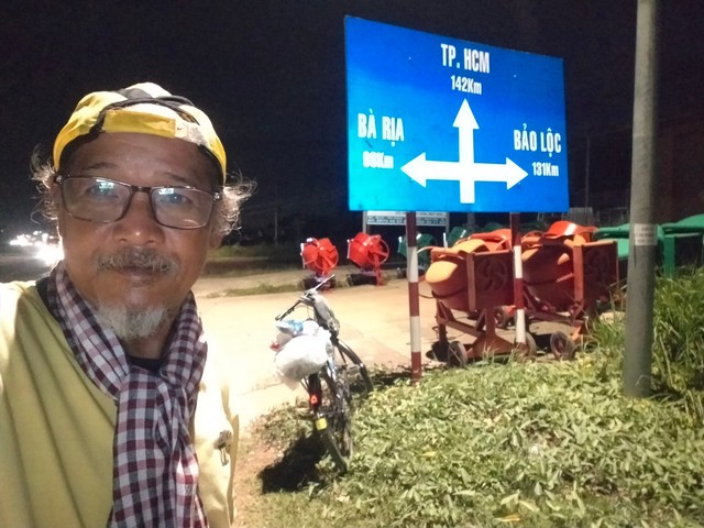 Nhà du khảo 61 tuổi một mình đạp xe 1.800km từ Bắc vào Nam: Đi để thấy Việt Nam mình tươi đẹp - Ảnh 1.