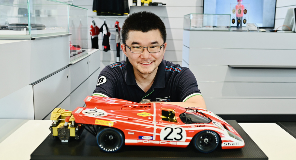 Nhân viên Porsche sưu tầm gần 1.000 mô hình xe, được thăng chức giám đốc - Ảnh 1.