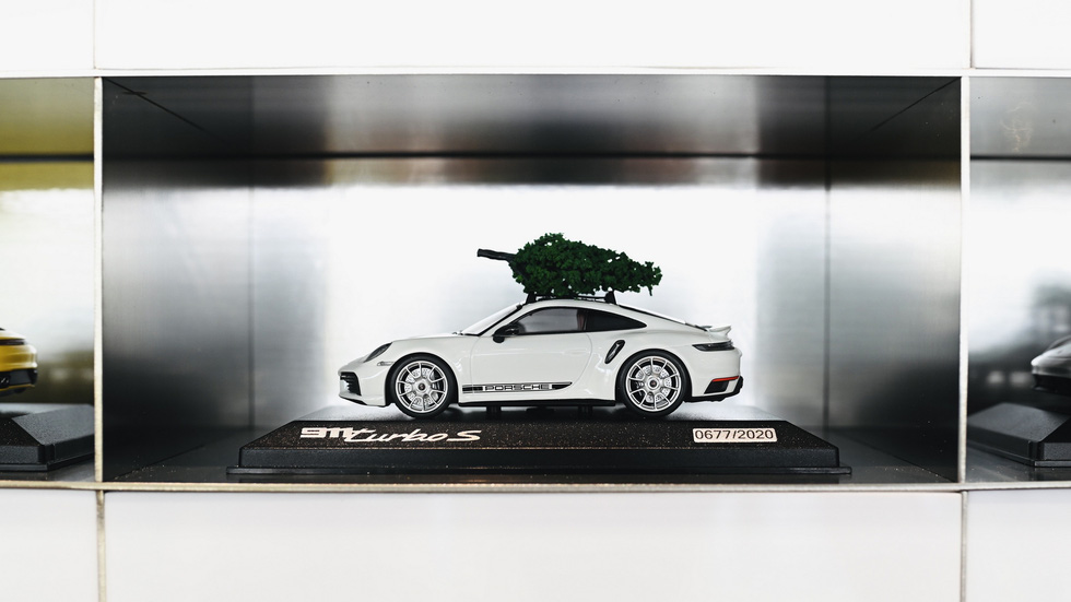 Nhân viên Porsche sưu tầm gần 1.000 mô hình xe, được thăng chức giám đốc - Ảnh 12.