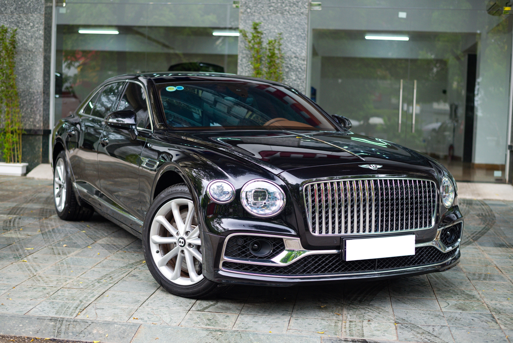 Bentley Flying Spur lăn bánh nhẹ 1.700 km giá 18,5 tỷ đồng - Ảnh 1.