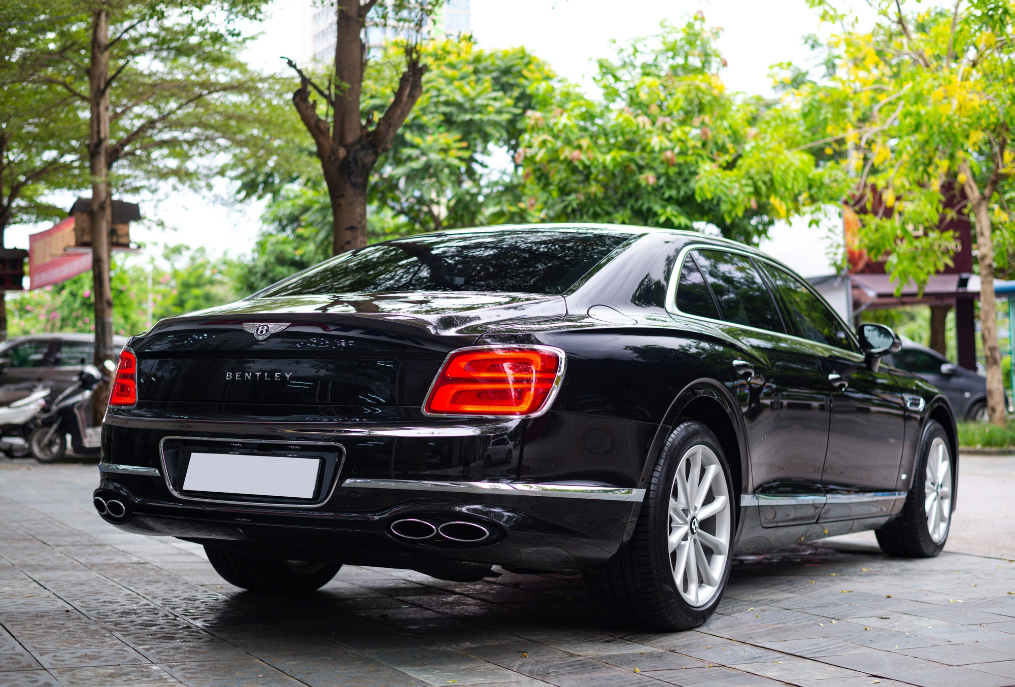 Bentley Flying Spur lăn bánh nhẹ 1.700 km giá 18,5 tỷ đồng - Ảnh 2.