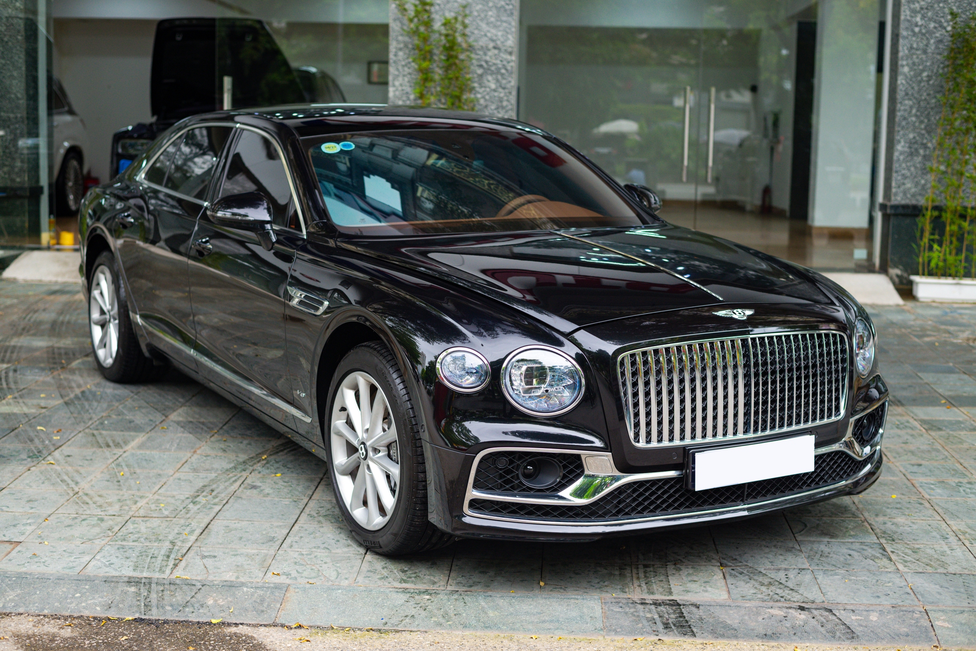 Bentley Flying Spur lăn bánh nhẹ 1.700 km giá 18,5 tỷ đồng - Ảnh 3.