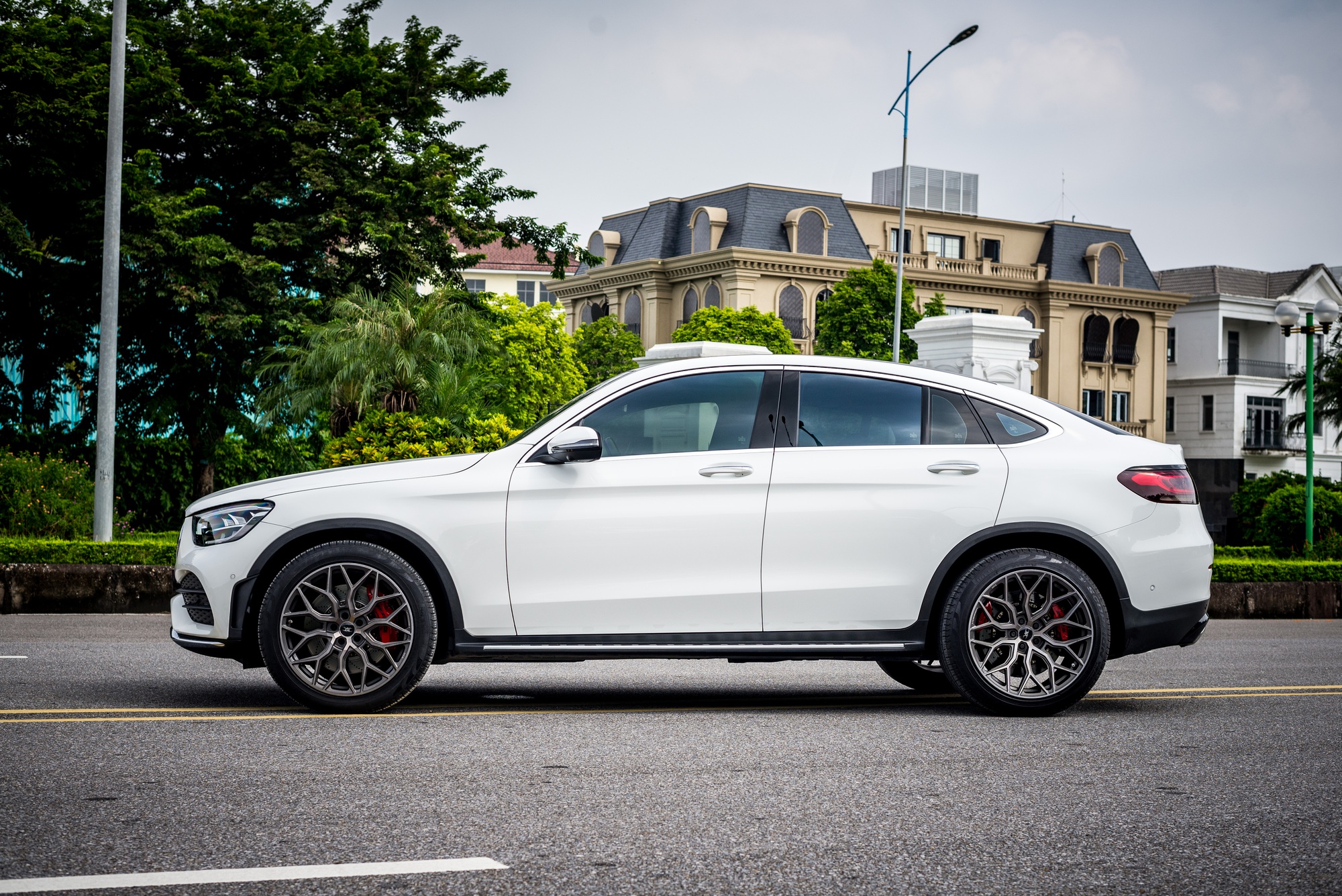 ‘Hàng hiếm’ Mercedes-Benz GLC 300 Coupe 2 năm tuổi được rao bán lại với mức giá gần 2,7 tỷ đồng - Ảnh 6.