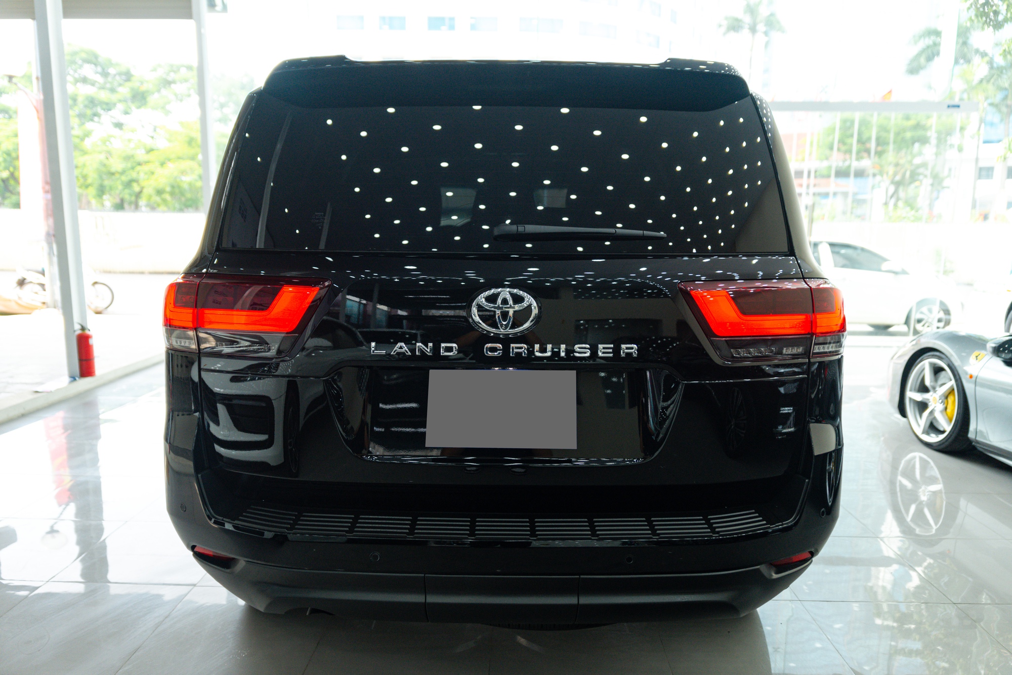 ‘Lướt’ nhẹ hơn 3.000 km, Toyota Land Cruiser 2022 vẫn có giá gần 6 tỷ đồng - Ảnh 9.