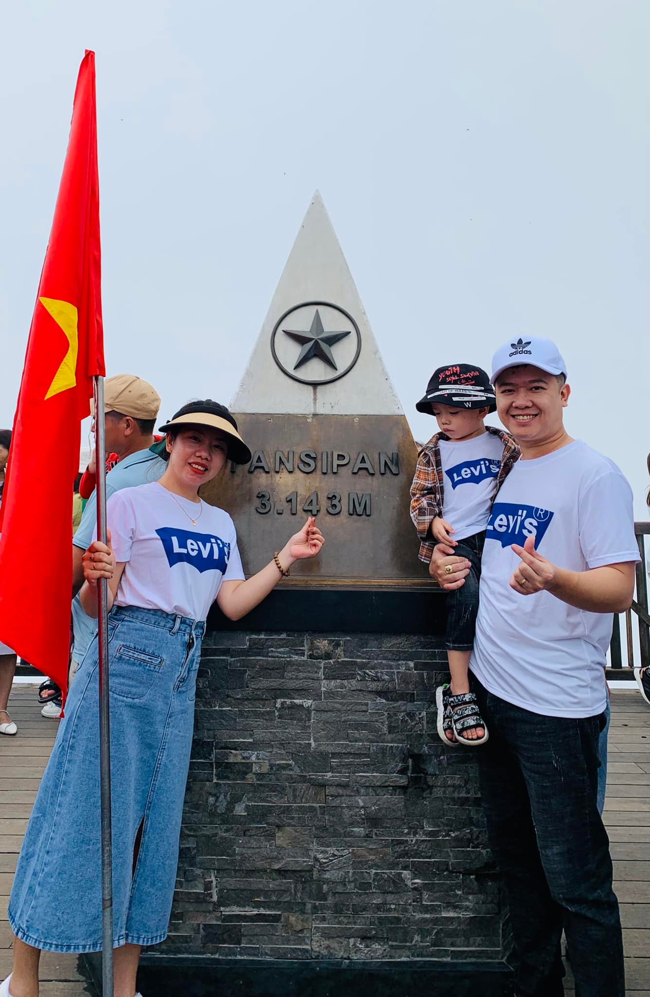 Gia đình trẻ tự lái xe hơn 1000km chinh phục đỉnh Fansipan - Ảnh 3.