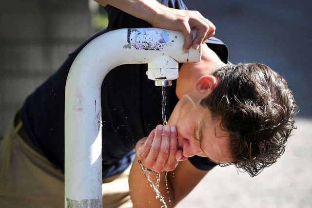 Quốc gia châu Âu tuyên bố thiếu nước, bộ trưởng kêu gọi: Hãy nghĩ kĩ trước khi rửa xe - Ảnh 1.