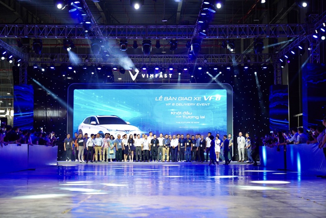 Người đã mua 4 xe VinFast đi nhận VF 8: Đây là giây phút lịch sử của ngành ô tô Việt Nam - Ảnh 2.