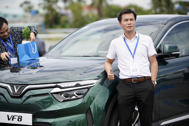Người đã mua 4 xe VinFast đi nhận VF 8: Đây là giây phút lịch sử của ngành ô tô Việt Nam - Ảnh 5.