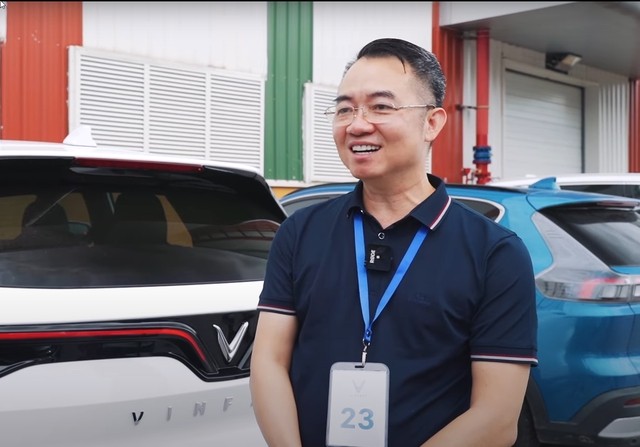 Người đã mua 4 xe VinFast đi nhận VF 8: Đây là giây phút lịch sử của ngành ô tô Việt Nam - Ảnh 4.
