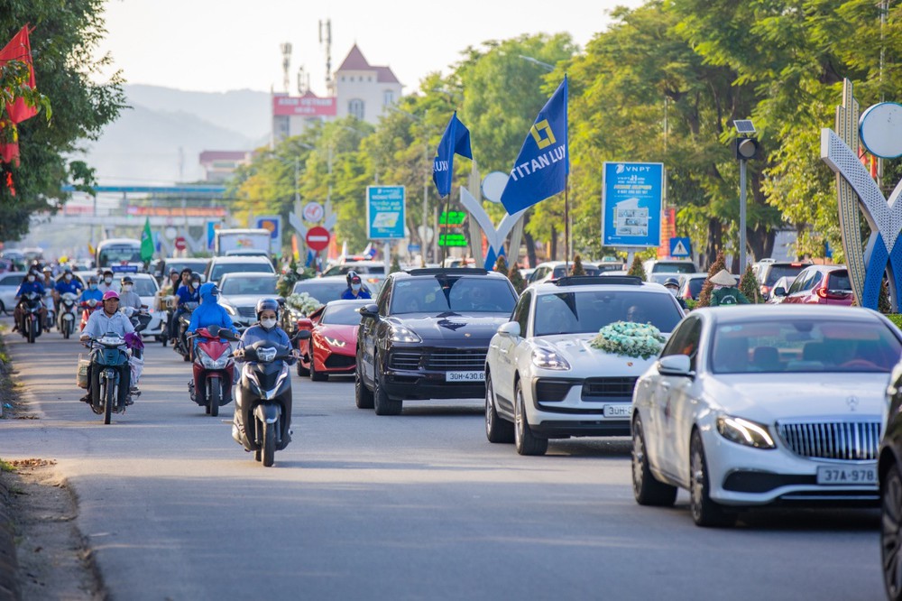 Mãn nhãn màn dạo phố của dàn siêu xe triệu đô lớn nhất từ trước đến nay - Ảnh 2.