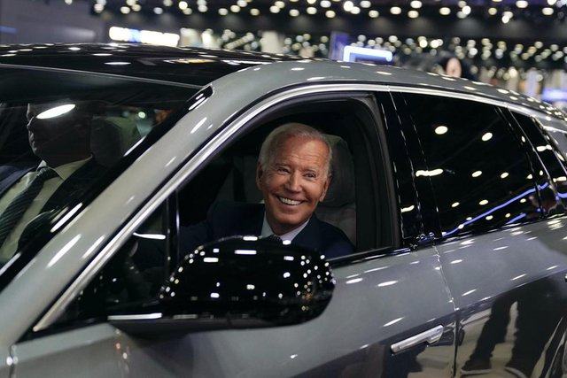 Người mê xe Biden đăng bài quảng bá xe điện, nhưng lại dùng ảnh xe xăng - Ảnh 5.