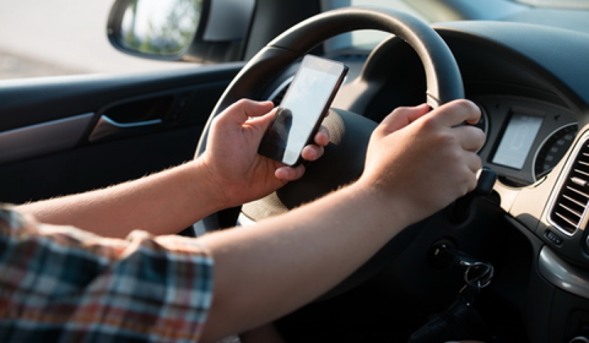 Vừa lái xe vừa nhắn tin - nguy cơ tai nạn tăng gấp 20 lần - Ảnh 2.