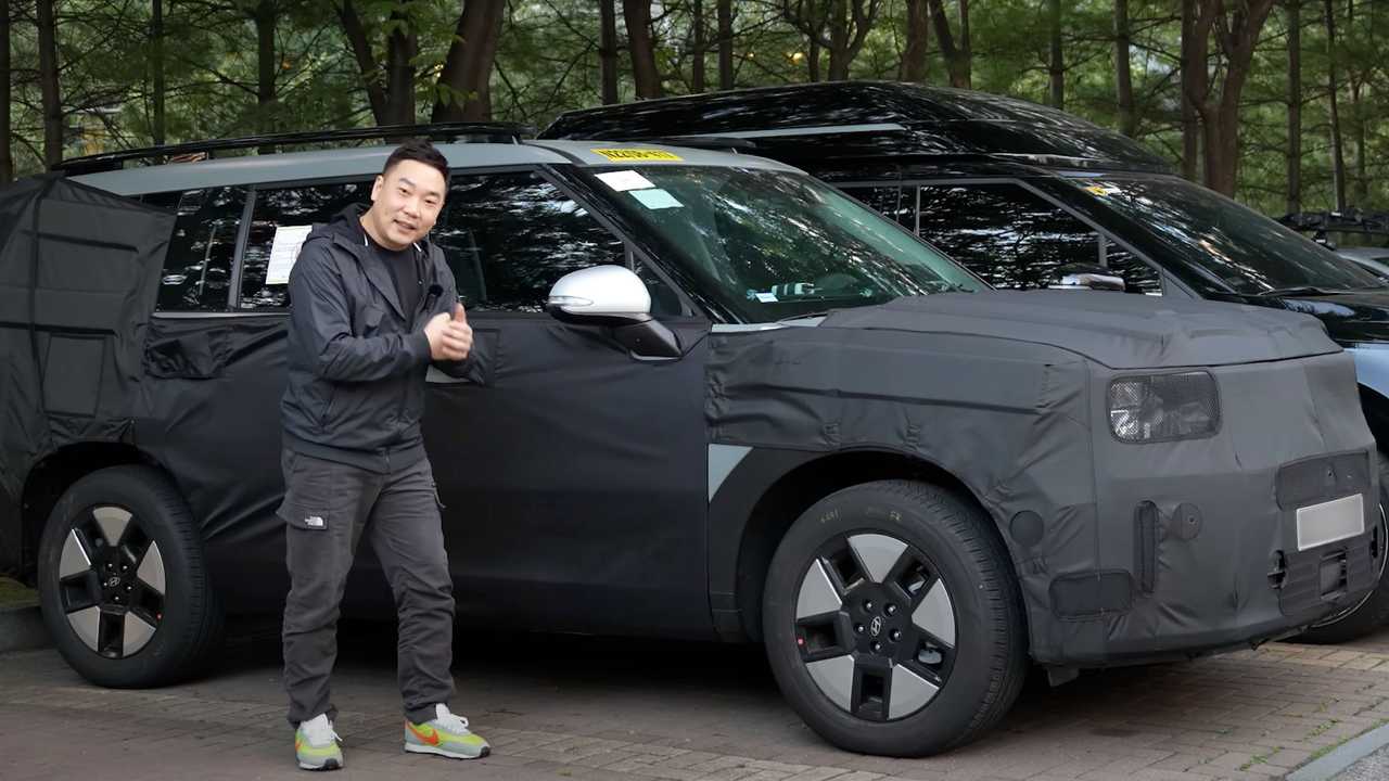 Hyundai Santa Fe thế hệ mới lần đầu lộ diện công khai: Vuông vắn hơn, thay mới nhiều chi tiết - Ảnh 1.