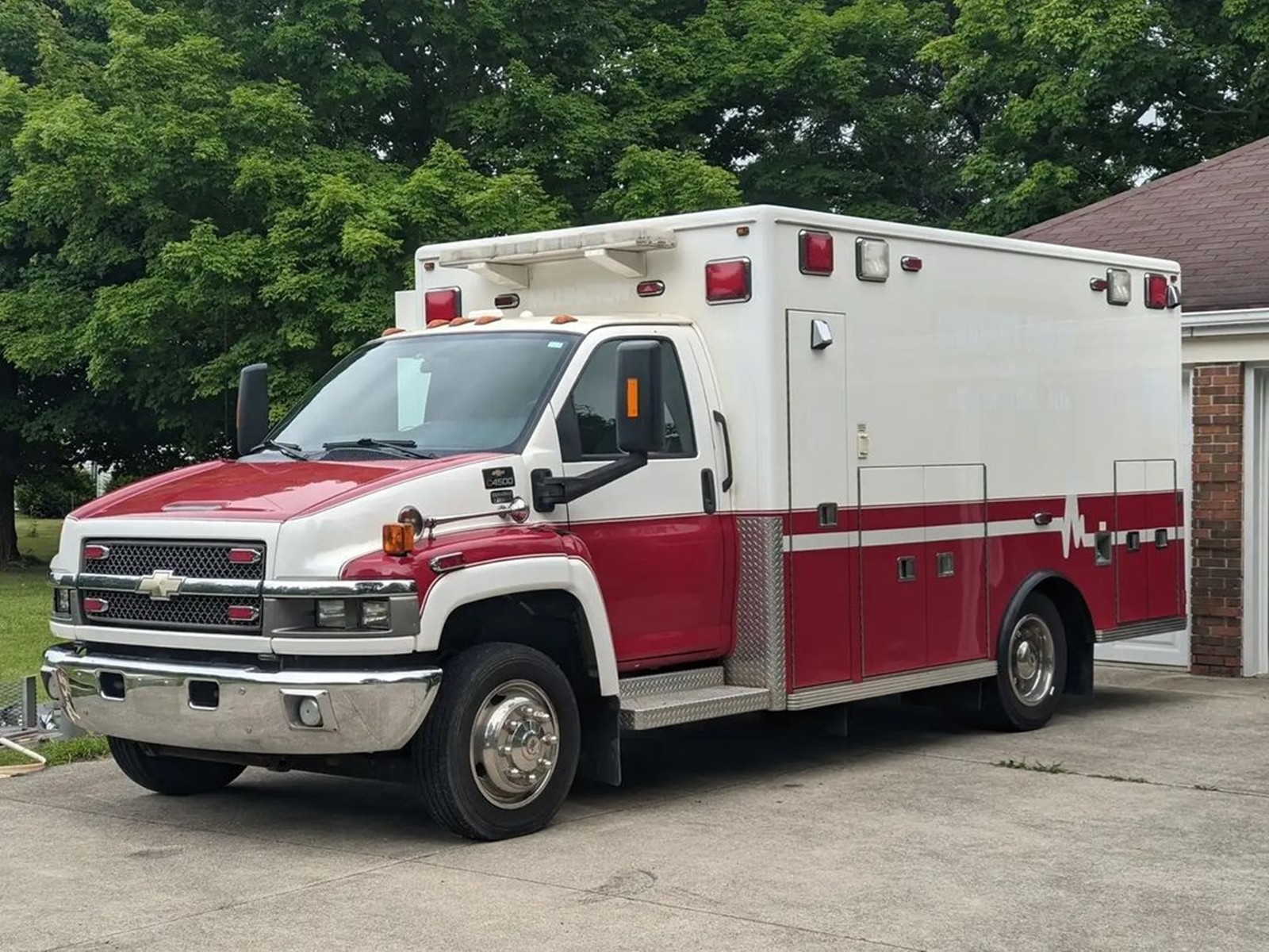 Mua xe cứu thương 400 triệu biến thành nhà di động gần 2 tỉ đồng, đủ tiện nghi như motorhome xịn - Ảnh 1. Mua xe cứu thương 400 triệu biến thành nhà di động gần 2 tỉ đồng, đủ tiện nghi như motorhome xịn - Ảnh 1.