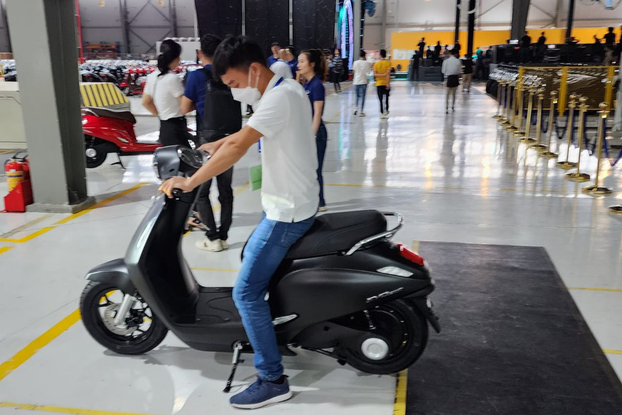 Chủ VinFast Evo200 'lặn lội' hơn 200 km nhận xe tặng con: Món quà đắt giá cho năm học mới - Ảnh 2. Chủ VinFast Evo200 'lặn lội' hơn 200 km nhận xe tặng con: Món quà đắt giá cho năm học mới - Ảnh 2.