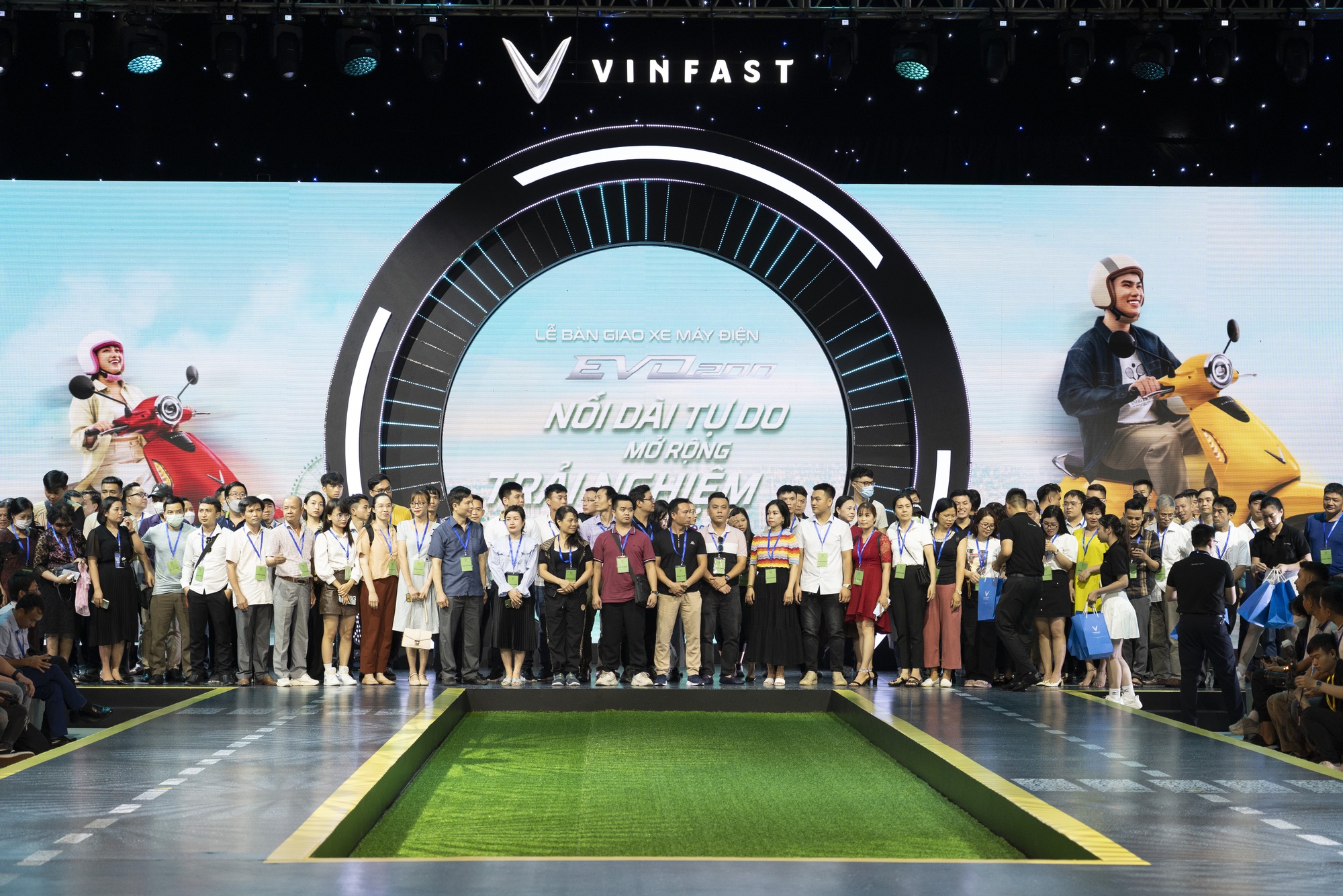 Chủ VinFast Evo200 'lặn lội' hơn 200 km nhận xe tặng con: Món quà đắt giá cho năm học mới - Ảnh 1. Chủ VinFast Evo200 'lặn lội' hơn 200 km nhận xe tặng con: Món quà đắt giá cho năm học mới - Ảnh 1.