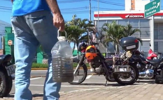 Giá xăng tăng cao, người đàn ông chế tạo chiếc mô tô chạy bằng nước  - Ảnh 2.