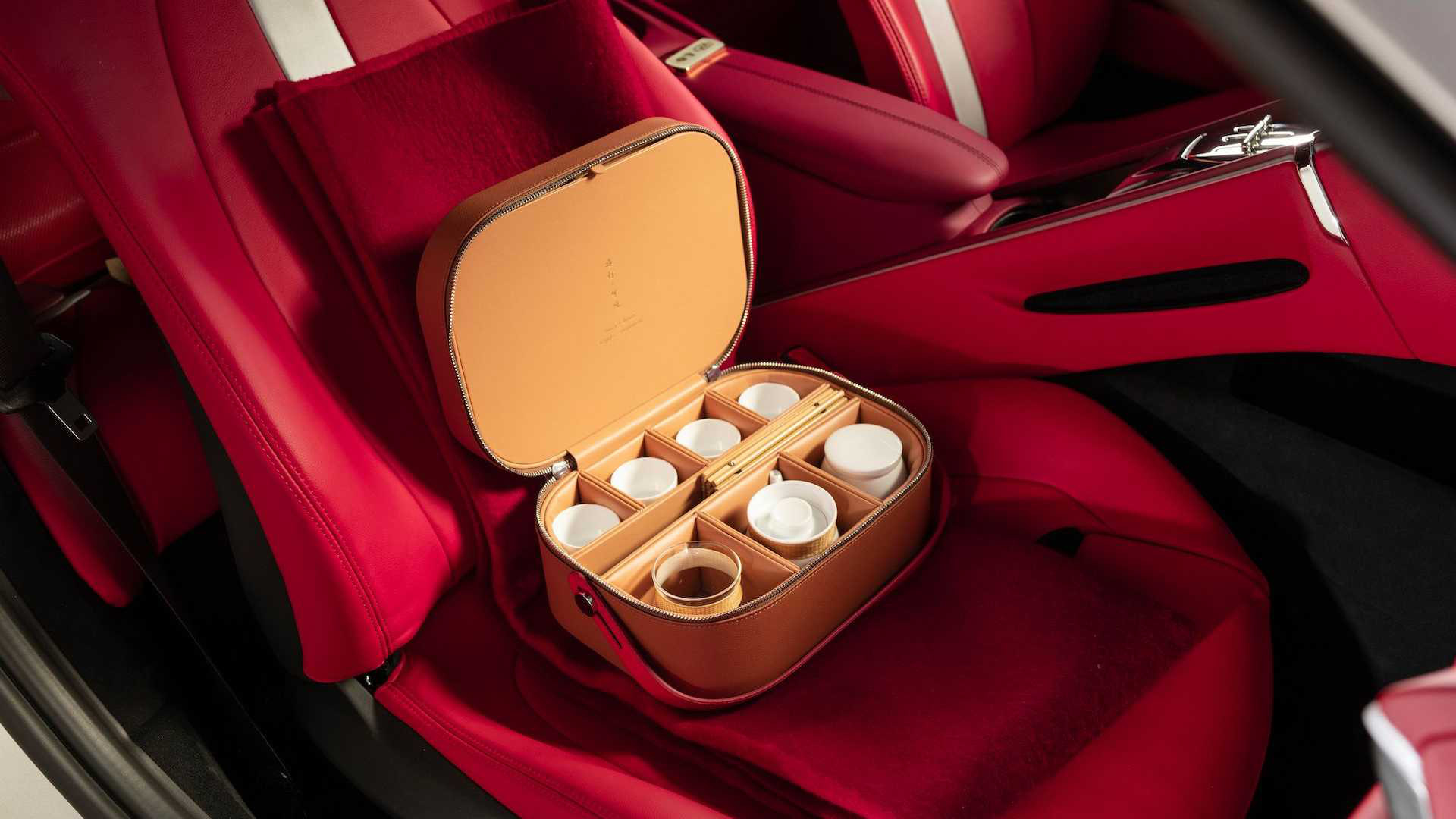 Ferrari Roma phiên bản đặc biệt có bộ ấm trà, hộp xì gà và cả... diều trong xe - Ảnh 8.