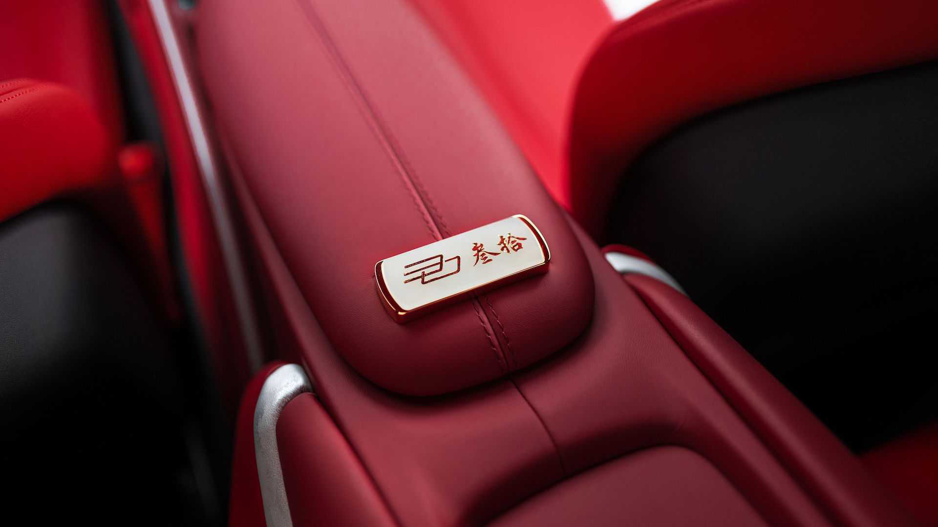 Ferrari Roma phiên bản đặc biệt có bộ ấm trà, hộp xì gà và cả... diều trong xe - Ảnh 6.