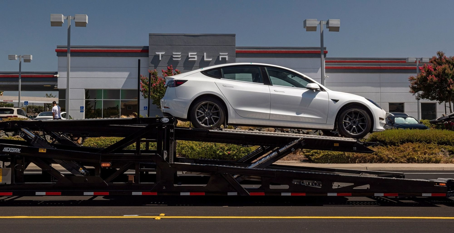 Giải mã sự thành công xuất sắc của xe cộ năng lượng điện Tesla Model 3  Ôtô