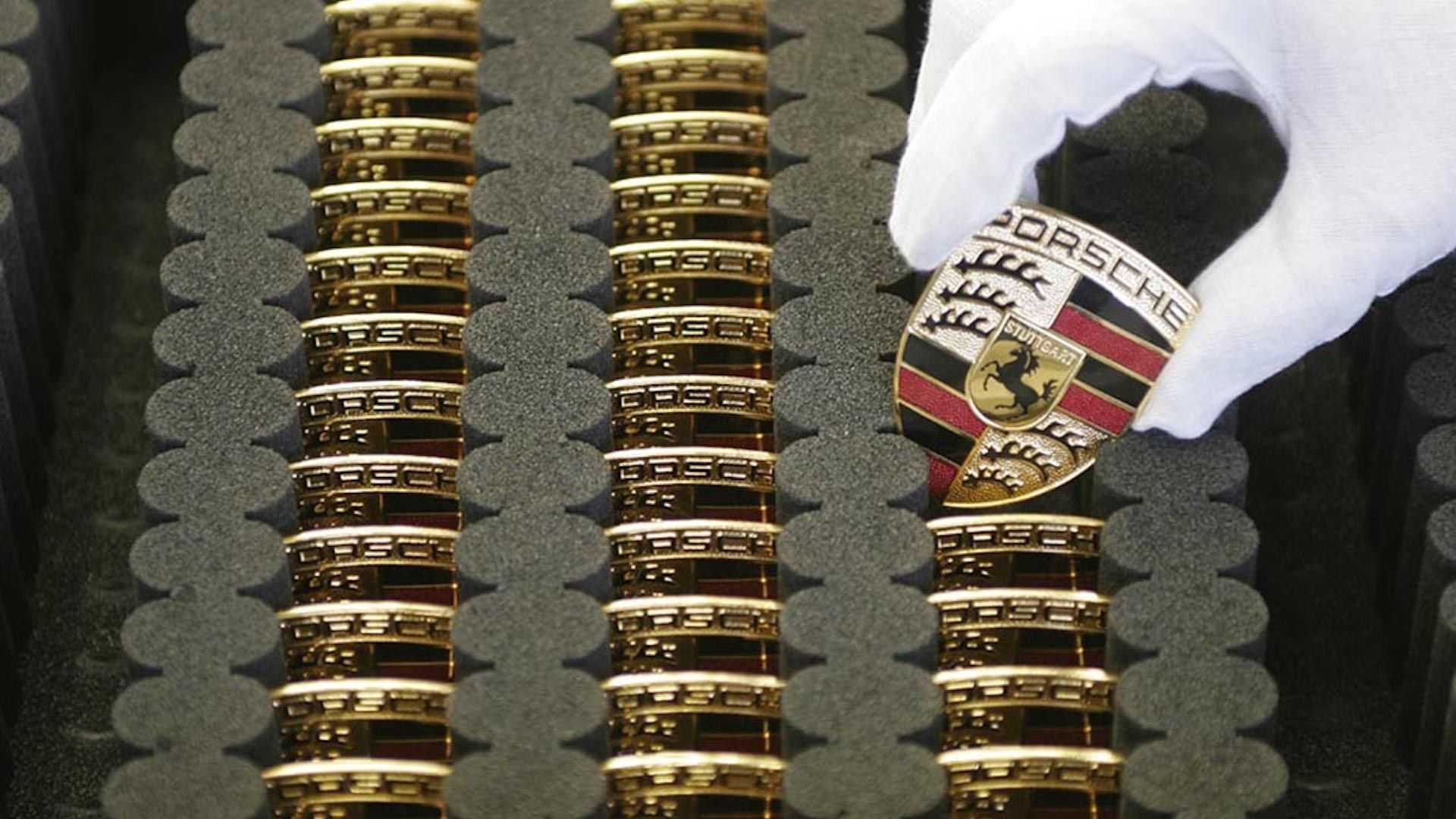 Nhìn lại lịch sử huy hiệu Porsche - trang bị ra đời từ một bữa ăn - Ảnh 1.